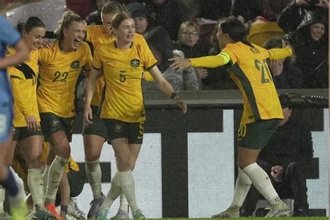 Kerr scores as Australia ends England streak with 2-0 win